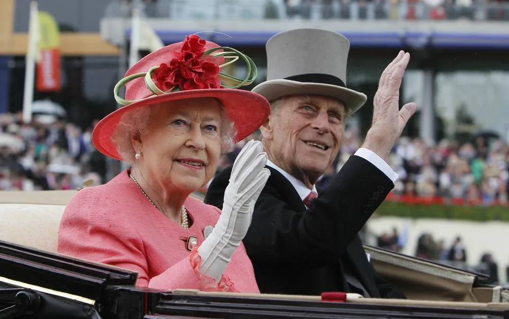 Nữ hoàng Elizabeth II và Hoàng thân Philip. Ảnh: Alastair Grant/AP