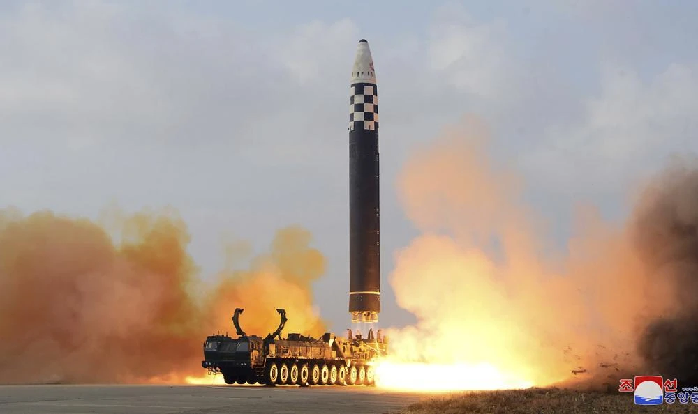 Triều Tiên phóng tên lửa đạn đạo xuyên lục địa Hwasong-17. Ảnh: KCNA