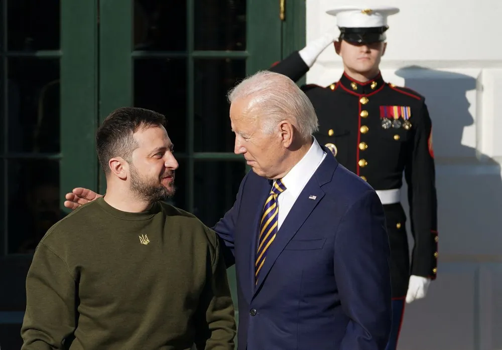 Tổng thống Ukraine Volodymyr Zelensky (trái) và Tổng thống Mỹ Joe Biden. Ảnh: Kevin Lamarque/REUTERS