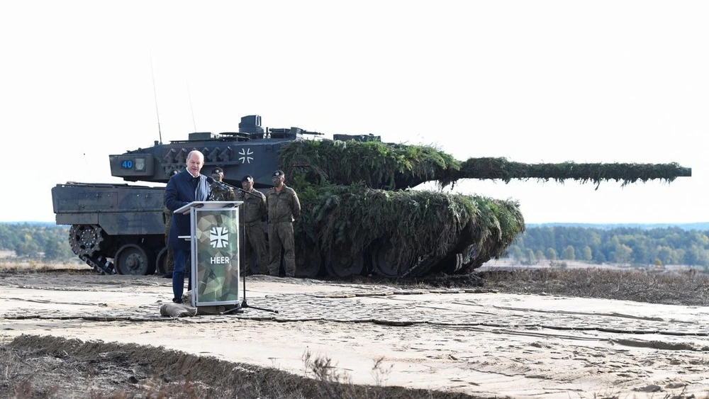 Thủ tướng Đức Olaf Scholz phát biểu trước xe tăng Leopard 2. Ảnh: Fabian Bimmer/REUTERS