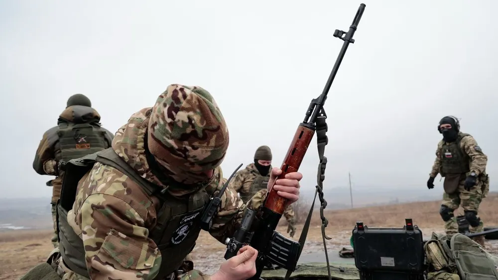 Binh sĩ Nga đang huấn luyện tại miền đông Ukraine. Ảnh: Alexei Alexandrov/AP Binh sĩ Nga đang huấn luyện tại miền đông Ukraine. Ảnh: Alexei Alexandrov/AP