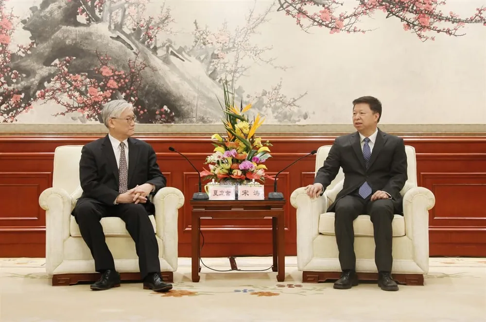 Ông Hạ Lập Ngôn (trái) trong cuộc gặp với ông Tống Đào. Ảnh: KMT Ông Hạ Lập Ngôn (trái) trong cuộc gặp với ông Tống Đào. Ảnh: KMT