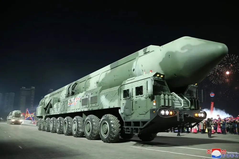 Một tên lửa đạn đạo liên lục địa tại lễ duyệt binh ở thủ đô Bình Nhưỡng hôm 8-2. Ảnh: KCNA