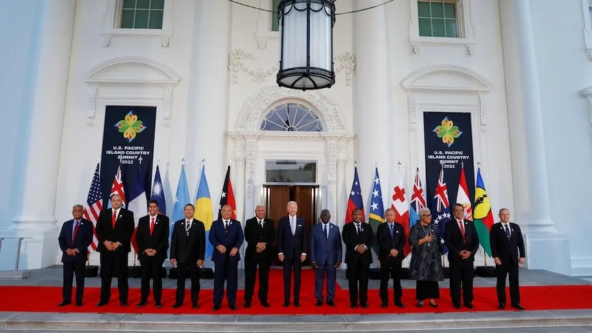 Tổng thống Mỹ Joe Biden (ở giữa) cùng các lãnh đạo đảo quốc Thái Bình Dương. Ảnh: Jonathan Ernst/REUTERS