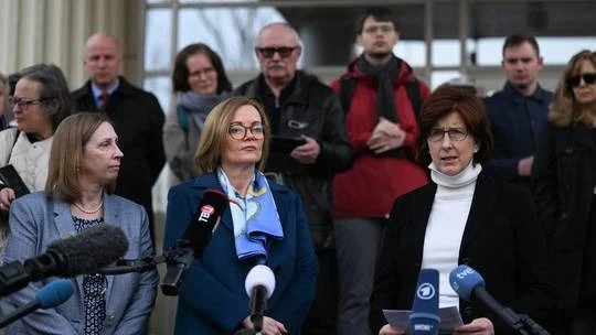 Đại sứ Mỹ tại Nga Lynne Tracy (trái), Đại sứ Anh tại Nga Deborah Bronnert (giữa) và Đại sứ Canada tại Nga Alison LeClaire (phải) phát biểu trước giới truyền thông ở Moscow vào ngày 17-4. Ảnh: Kirill Kudryavtsev/AFP