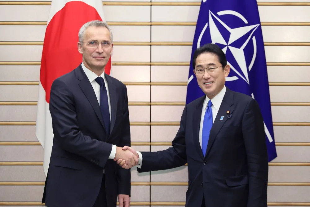 Tổng thư ký NATO Jens Stoltenberg (trái) và Thủ tướng Nhật Fumio Kishida hồi tháng 1-2023. Ảnh: VĂN PHÒNG THỦ TƯỚNG NHẬT Tổng thư ký NATO Jens Stoltenberg (trái) và Thủ tướng Nhật Fumio Kishida hồi tháng 1-2023. Ảnh: VĂN PHÒNG THỦ TƯỚNG NHẬT