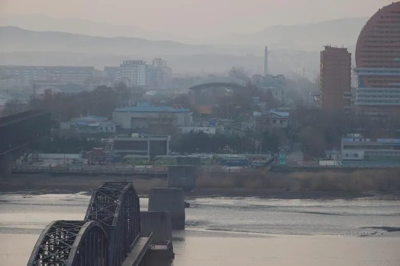 TP Sinuiju của Triều Tiên chụp từ Đan Đông, tỉnh Liêu Ninh, Trung Quốc. Ảnh: Carlos Garcia Rawlins/REUTERS TP Sinuiju của Triều Tiên chụp từ Đan Đông, tỉnh Liêu Ninh, Trung Quốc. Ảnh: Carlos Garcia Rawlins/REUTERS