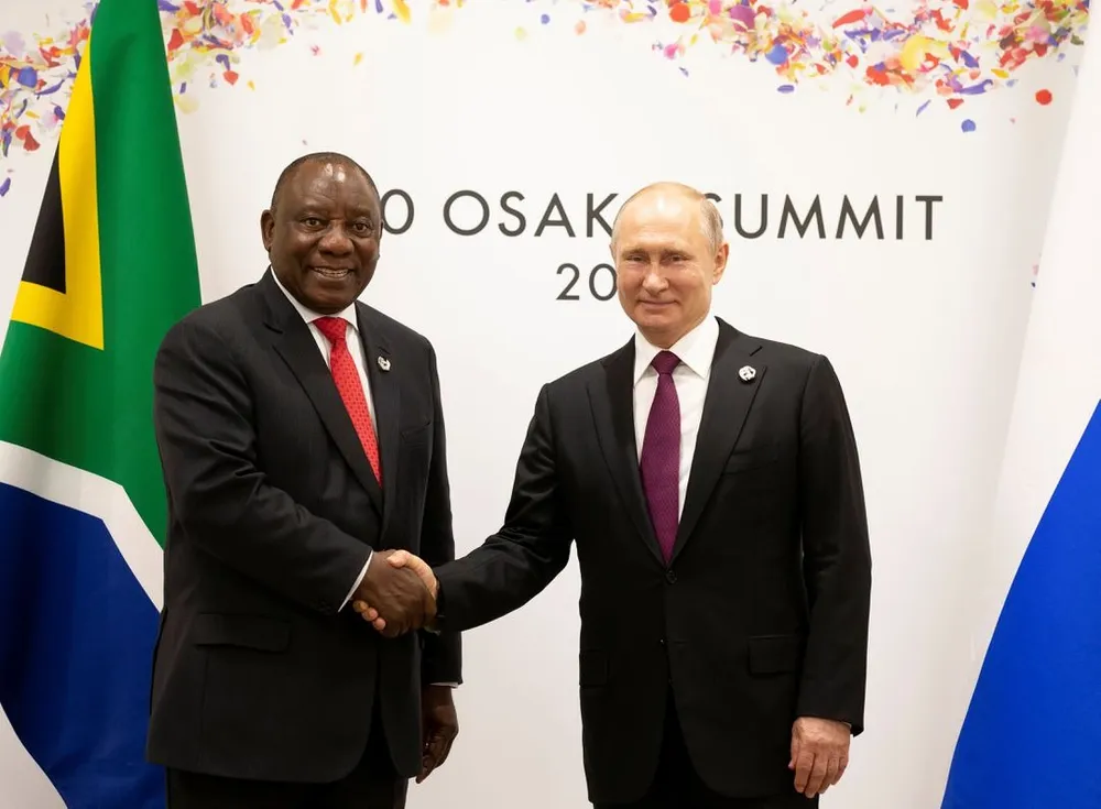 Tổng thống Nam Phi Cyril Ramaphosa (trái) bắt tay với Tổng thống Nga Vladimir Putin hồi năm 2019. Ảnh: Alexander Zemlianichenko/Pool via REUTERS Tổng thống Nam Phi Cyril Ramaphosa (trái) bắt tay với Tổng thống Nga Vladimir Putin hồi năm 2019. Ảnh: Alexander Zemlianichenko/Pool via REUTERS