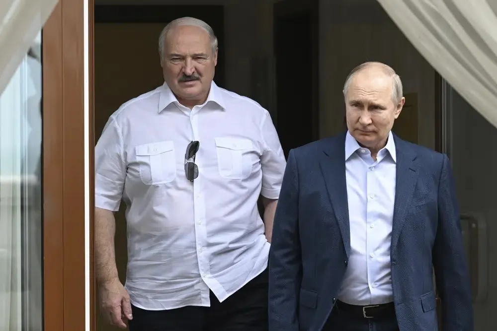 Tổng thống Nga Vladimir Putin (đi trước) và Tổng thống Belarus Alexander Lukashenko tại cuộc gặp hôm 9-6. Ảnh: AP Tổng thống Nga Vladimir Putin (đi trước) và Tổng thống Belarus Alexander Lukashenko tại cuộc gặp hôm 9-6. Ảnh: AP