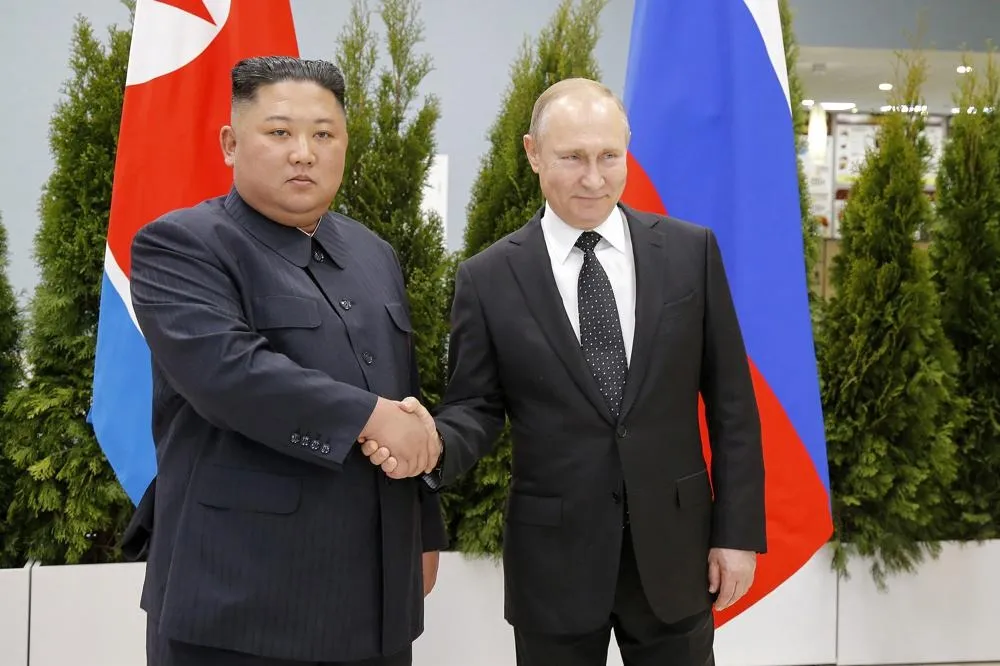 Nhà lãnh đạo Triều Tiên Kim Jong-un (trái) và Tổng thống Nga Vladimir Putin trong cuộc gặp năm 2019. Ảnh: Alexander Zemlianichenko/AP