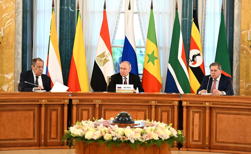 Tổng thống Nga Vladimir Putin (giữa) trong cuộc họp với phái đoàn châu Phi. Ảnh: Eugeniy Biyatov/RIA NOVOSTI