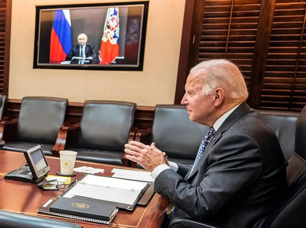 Tổng thống Mỹ Joe Biden trong một cuộc họp trực tuyến với Tổng thống Nga Vladimir Putin vào năm 2021. Ảnh: REUTERS