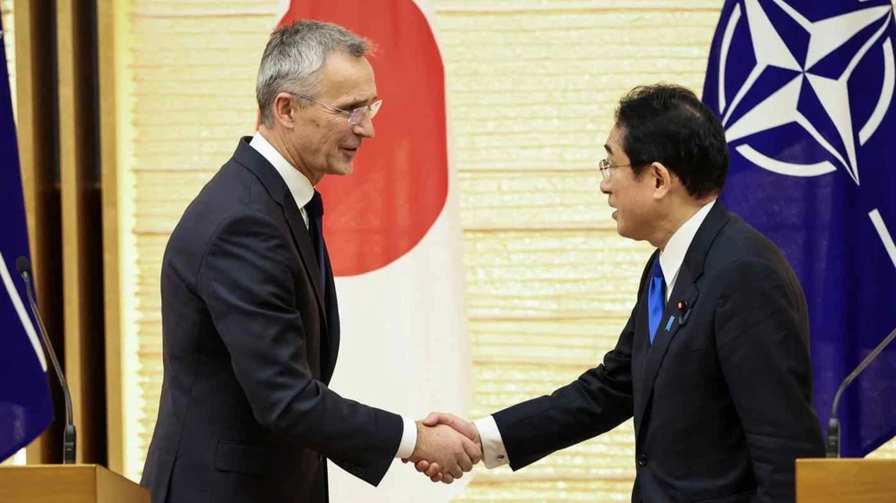 Tổng thư ký NATO Jens Stoltenberg (trái) và Thủ tướng Nhật Fumio Kishida tại Tokyo hồi tháng 1. Ảnh: REUTERS