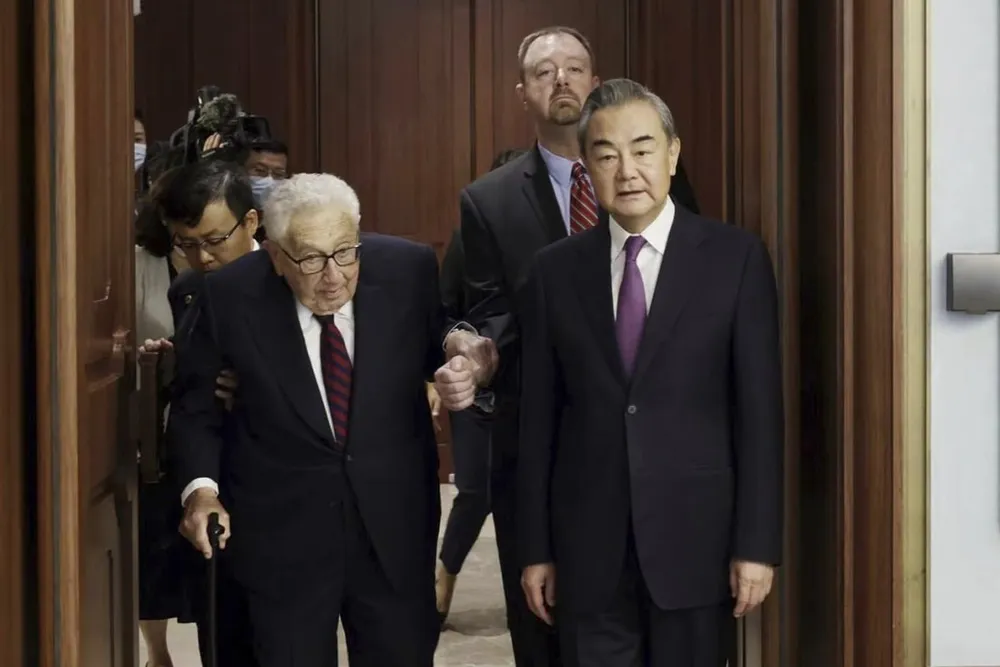 Cựu Ngoại trưởng Mỹ Henry Kissinger (trái) và Chủ nhiệm Văn phòng Ủy ban Công tác đối ngoại trung ương đảng Cộng sản TQ Vương Nghị hôm 19-7. Ảnh: AP