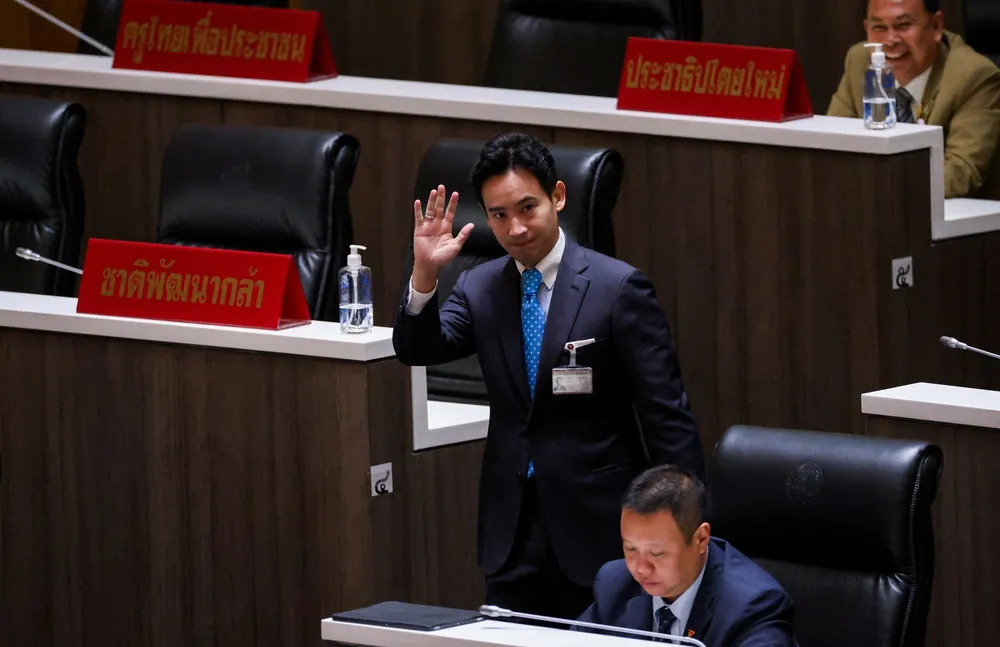 Lãnh đạo đảng Tiến bước Pita Limjaroenrat (giơ tay). Ảnh: Chalinee Thirasupa/REUTERS Lãnh đạo đảng Tiến bước Pita Limjaroenrat (giơ tay). Ảnh: Chalinee Thirasupa/REUTERS