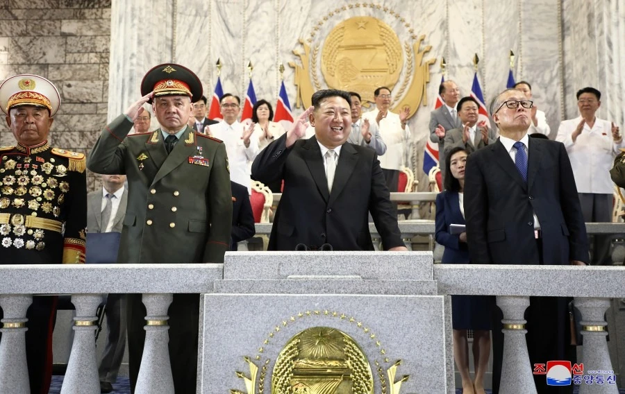 Ông Kim Jong-un (giữa) cùng ông Sergei Shoigu (trái) và ông Lý Hồng Trung (phải) dự lễ duyệt binh của Triều Tiên hôm 27-7. Ảnh: KCNA Ông Kim Jong-un (giữa) cùng ông Sergei Shoigu (trái) và ông Lý Hồng Trung (phải) dự lễ duyệt binh của Triều Tiên hôm 27-7. Ảnh: KCNA