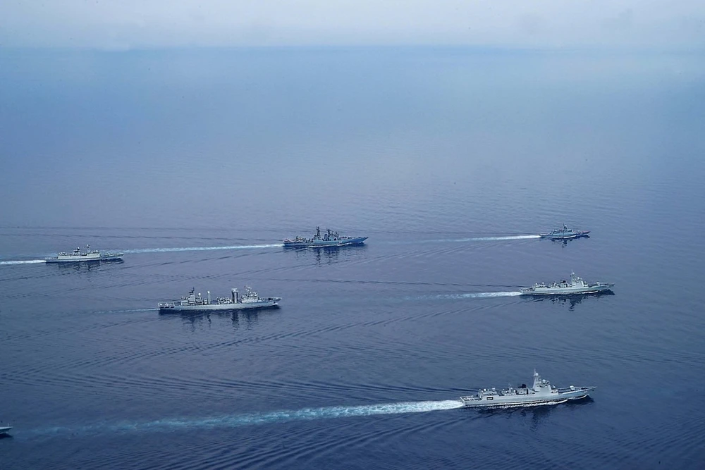 Hải quân Nga và Trung Quốc trong cuộc tập trận trên biển Nhật Bản hôm 20-7. Ảnh: XINHUA
