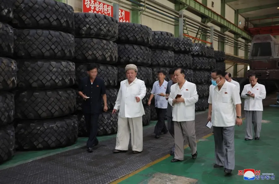 Lãnh đạo Triều Tiên Kim Jong-un trong chuyến thị sát nhà máy sản xuất vũ khí từ ngày 3 đến 5-8. Ảnh: KCNA Lãnh đạo Triều Tiên Kim Jong-un trong chuyến thị sát nhà máy sản xuất vũ khí từ ngày 3 đến 5-8. Ảnh: KCNA