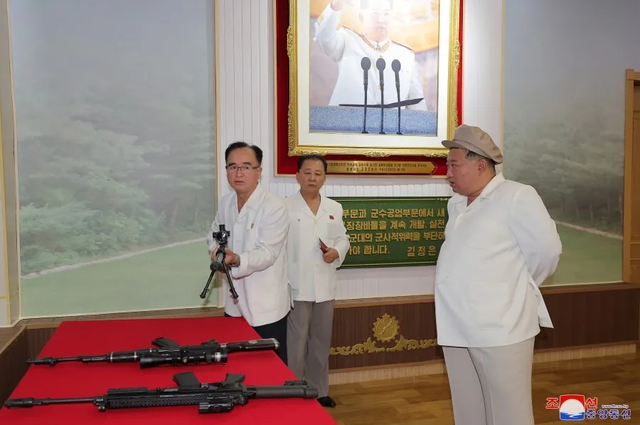 Lãnh đạo Triều Tiên Kim Jong-un đang quan sát các loại súng trưng bày trong chuyến thị sát nhà máy sản xuất vũ khí từ ngày 3 đến 5-8. Ảnh: KCNA Lãnh đạo Triều Tiên Kim Jong-un đang quan sát các loại súng trưng bày trong chuyến thị sát nhà máy sản xuất vũ khí từ ngày 3 đến 5-8. Ảnh: KCNA