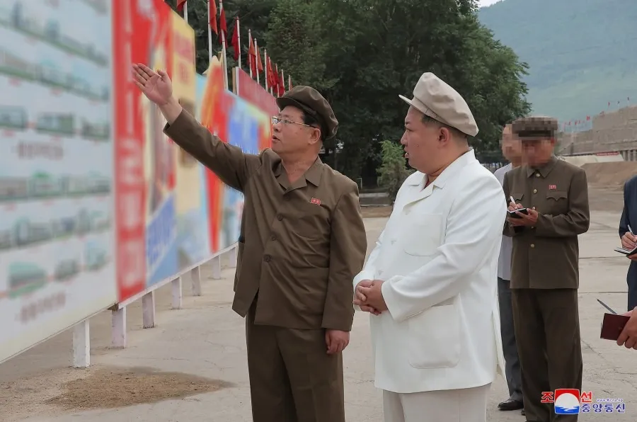 Lãnh đạo Triều Tiên Kim Jong-un đang lắng nghe một quan chức trình bày trong chuyến thị sát nhà máy sản xuất vũ khí từ ngày 3 đến 5-8. Ảnh: KCNA Lãnh đạo Triều Tiên Kim Jong-un đang lắng nghe một quan chức trình bày trong chuyến thị sát nhà máy sản xuất vũ khí từ ngày 3 đến 5-8. Ảnh: KCNA
