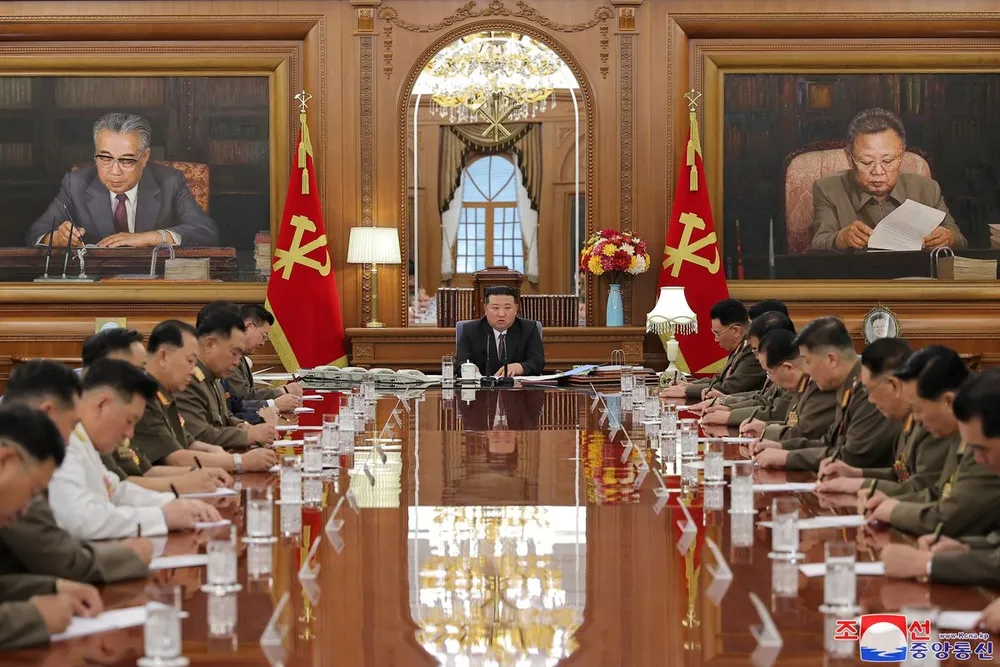 Lãnh đạo Triều Tiên Kim Jong-un tại cuộc họp mở rộng lần thứ 7 của Quân ủy Trung ương đảng Lao động Triều Tiên khoá VIII hôm 9-8. Ảnh: KCNA Lãnh đạo Triều Tiên Kim Jong-un tại cuộc họp mở rộng lần thứ 7 của Quân ủy Trung ương đảng Lao động Triều Tiên khoá VIII hôm 9-8. Ảnh: KCNA