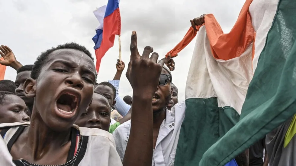 Những người ủng hộ chính quyền quân sự Niger biểu tình gần một căn cứ quân sự Pháp ở ngoại ô thủ đô Niamey, hôm 11-8. Ảnh: AFP