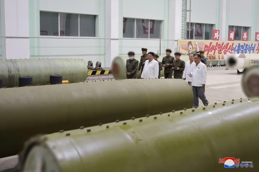 Lãnh đạo Triều Tiên Kim Jong-un (đi đầu) thị sát nhà máy sản xuất vũ khí từ ngày 11 đến 12-8. Ảnh: KCNA