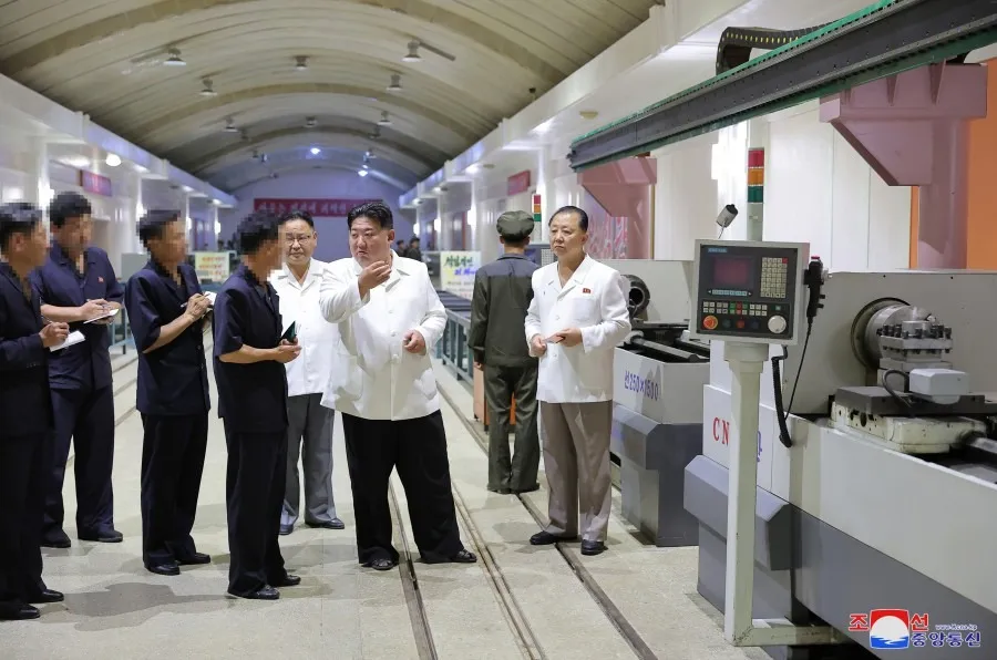 Lãnh đạo Triều Tiên Kim Jong-un (giữa) trao đổi cùng các quan chức khi thị sát loạt nhà máy sản xuất vũ khí từ ngày 11 đến 12-8. Ảnh: KCNA