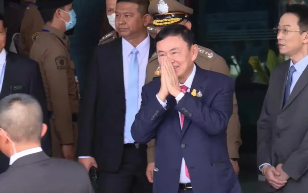 Cựu Thủ tướng Thái Lan Thaksin Shinawatra trở về nước vào sáng 22-8. Ảnh: THAI ENQUIRER Cựu Thủ tướng Thái Lan Thaksin Shinawatra trở về nước vào sáng 22-8. Ảnh: THAI ENQUIRER