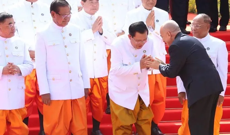 Thủ tướng sắp mãn nhiệm Hun Sen chào Quốc vương Campuchia Norodom Sihamoni vào hôm 21-8. Ảnh: KHMER TIMES Thủ tướng sắp mãn nhiệm Hun Sen chào Quốc vương Campuchia Norodom Sihamoni vào hôm 21-8. Ảnh: KHMER TIMES