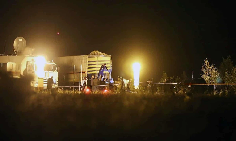 Giới chức đang tiến hành điều tra tại hiện trường chiếc máy bay phản lực Embraer 135BJ Legacy 600 chở trùm Wagner rơi ở tỉnh Tver (Nga) ngày 23-8. Ảnh: XINHUA