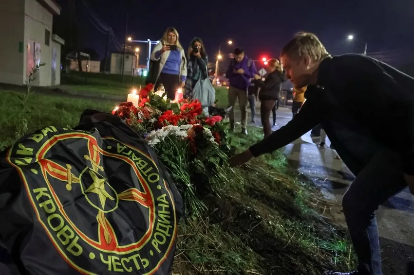 Người dân tập trung đặt hoa trước trụ sở tập đoàn quân sự Wagner ở TP St. Petersburg (Nga) tối 23-8. Ảnh: REUTERS Người dân tập trung đặt hoa trước trụ sở tập đoàn quân sự Wagner ở TP St. Petersburg (Nga) tối 23-8. Ảnh: REUTERS