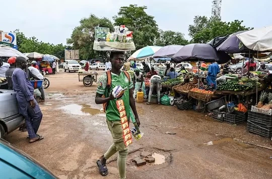 Người dân thủ đô Niamey (Niger) tại một khu chợ hôm 23-8. Ảnh: AFP/GETTY IMAGES