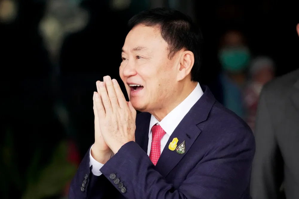 Cựu Thủ tướng Thái Lan Thaksin Shinawatra tại sân bay Don Muang ở thủ đô Bangkok hôm 22-8, khi ông vừa trở về nước. Ảnh: AP Cựu Thủ tướng Thái Lan Thaksin Shinawatra tại sân bay Don Muang ở thủ đô Bangkok hôm 22-8, khi ông vừa trở về nước. Ảnh: AP