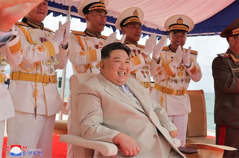 Lãnh đạo Triều Tiên Kim Jong-un dự lễ hạ thuỷ tàu ngầm tấn công hạt nhân chiến thuật hôm 6-9. Ảnh: KCNA Lãnh đạo Triều Tiên Kim Jong-un dự lễ hạ thuỷ tàu ngầm tấn công hạt nhân chiến thuật hôm 6-9. Ảnh: KCNA