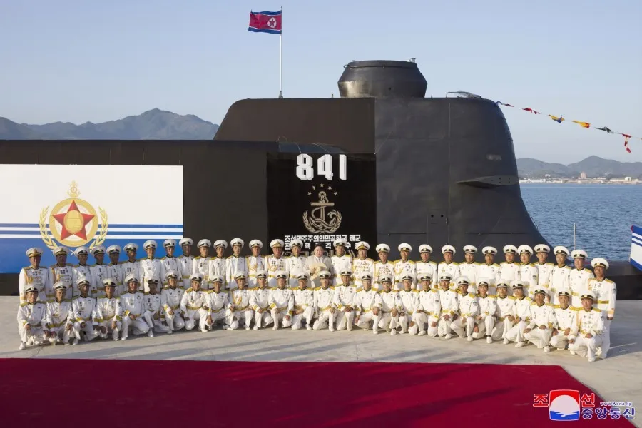 Lãnh đạo Triều Tiên Kim Jong-un chụp ảnh cùng lực lượng hải quân tại lễ hạ thuỷ tàu ngầm tấn công hạt nhân chiến thuật hôm 6-9. Ảnh: KCNA Lãnh đạo Triều Tiên Kim Jong-un chụp ảnh cùng lực lượng hải quân tại lễ hạ thuỷ tàu ngầm tấn công hạt nhân chiến thuật hôm 6-9. Ảnh: KCNA