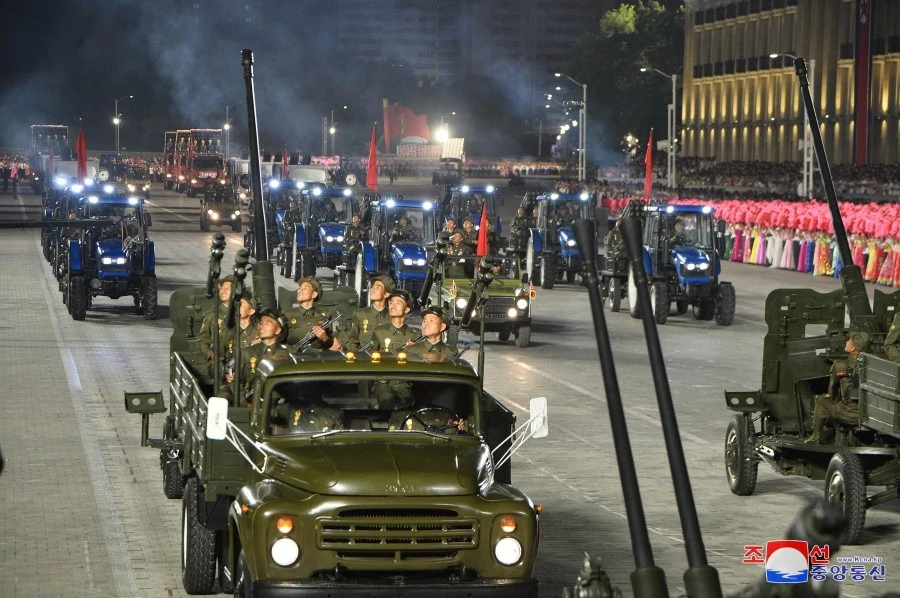 Các đoàn xe thuộc lực lượng bán quân sự Triều Tiên duyệt binh tại lễ duyệt binh bán quân sự hôm 8-9 nhân kỷ niệm 75 năm quốc khánh. Ảnh: KCNA