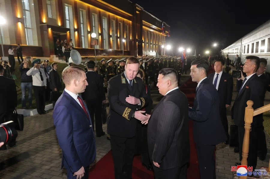 Lãnh đạo Triều Tiên Kim Jong-un bắt tay các quan chức Nga. Ảnh: KCNA