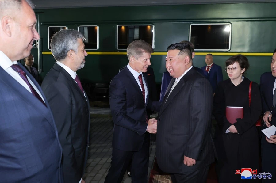 Lãnh đạo Triều Tiên Kim Jong-un bắt tay các quan chức Nga. Ảnh: KCNA