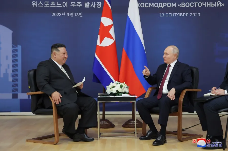 Lãnh đạo Triều Tiên Kim Jong-un (trái) hội đàm với Tổng thống Nga Vladimir Putin hôm 13-9 tại sân bay vũ trụ Vostochny, vùng Viễn Đông (Nga). Ảnh: KCNA PIC0076371.jpg