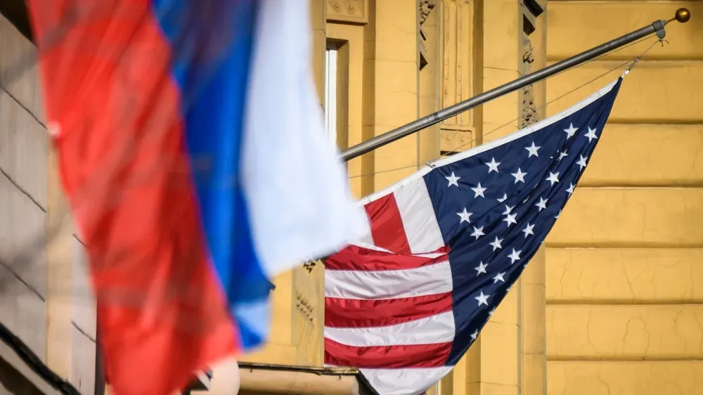Bộ Ngoại giao Nga thông báo trục xuất hai nhân viên của đại sứ quán Mỹ tại Moscow với cáo buộc thực hiện các hành vi bất hợp pháp. Ảnh: AFP 200608165352-usa-russia-flags.jpg