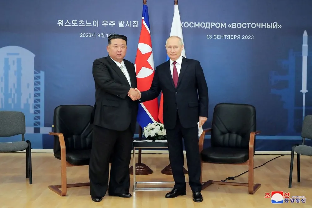 Lãnh đạo Triều Tiên Kim Jong-un (trái) và Tổng thống Nga Vladimir Putin trong cuộc gặp hôm 13-9 tại sân bay vũ trụ Vostochny ở vùng Viễn Đông (Nga). Ảnh: KCNA Kim-Putin.jpeg