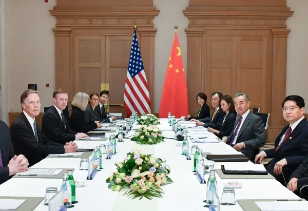Cố vấn An ninh Quốc gia Mỹ Jake Sullivan và phái đoàn Mỹ (trái) hội đàm với Bộ trưởng Ngoại giao Trung Quốc Vương Nghị và phái đoàn Trung Quốc tại Malta từ ngày 16 đến 17-9. Ảnh: BỘ NGOẠI GIAO TRUNG QUỐC Mỹ-Trung.jpeg