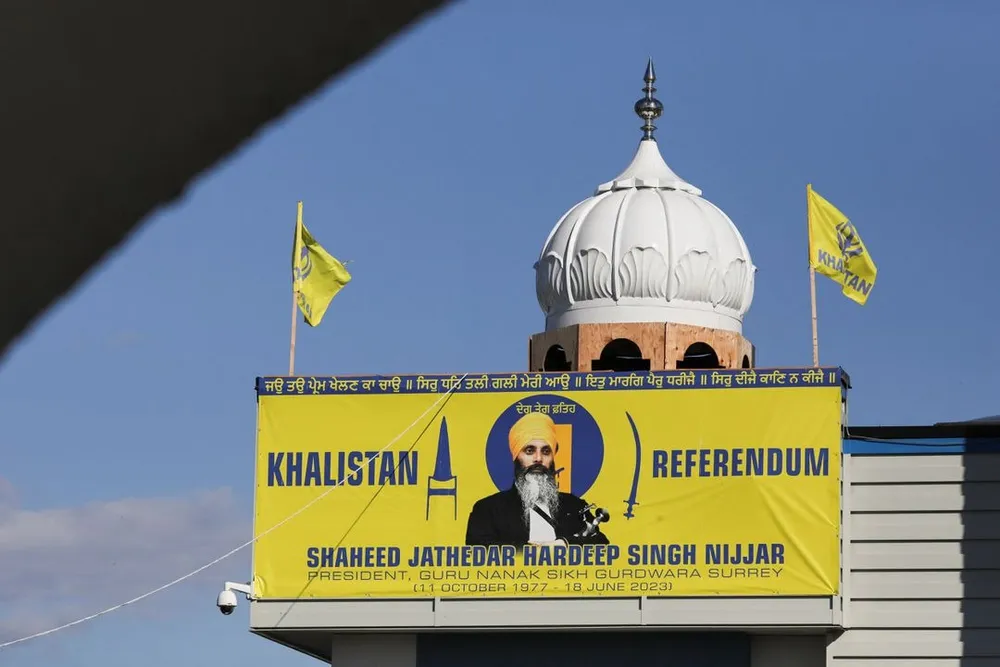 Biểu ngữ có hình ông Hardeep Singh Nijjar ngôi đền Guru Nanak Sikh Gurdwara ở hôm 20-9. Ảnh: Chris Helgren/REUTERS W65M4AJPARP47IURYG4K5QCNPY.jpg