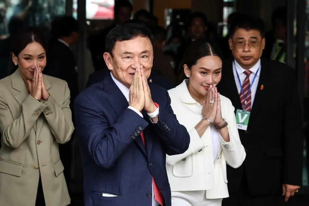 Cựu Thủ tướng Thái Lan Thaksin Shinawatra (giữa) về nước ngày 22-8. Ảnh: Valeria Mongelli/BLOOMBERG bbc5b7bbbd1c244a97c75ffb59da5694.jpg