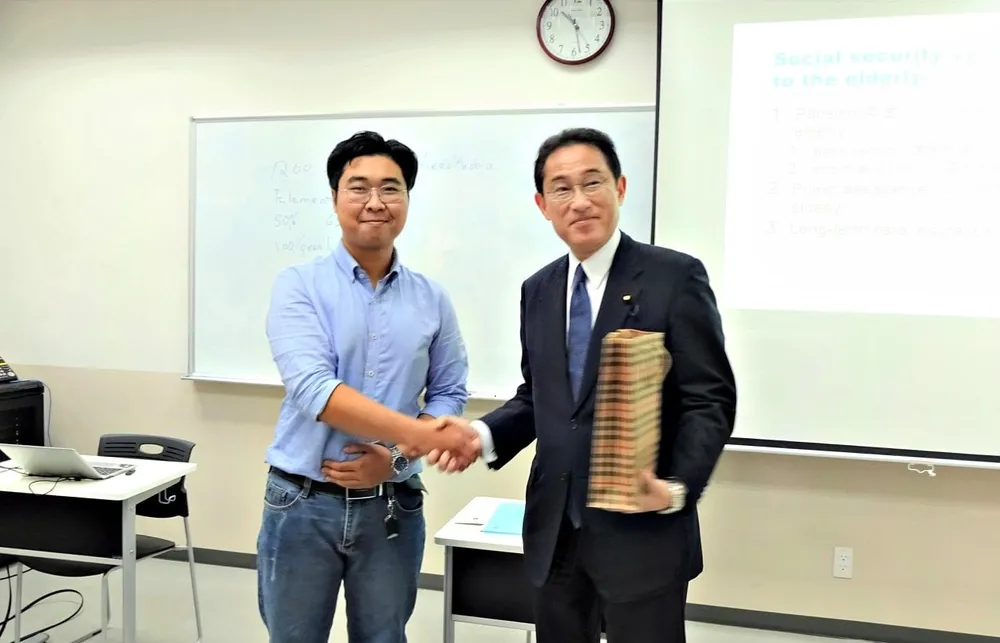 Du học sinh Nguyễn Hoàng Long (trái) bắt tay với Thủ tướng Fumio Kishida khi ấy là Trưởng Ban Nghiên cứu Chính sách đảng Dân chủ Tự do (LDP) vào năm 2018. Ảnh: NHÂN VẬT CUNG CẤP 241336746_4581429698574950_50783.jpg