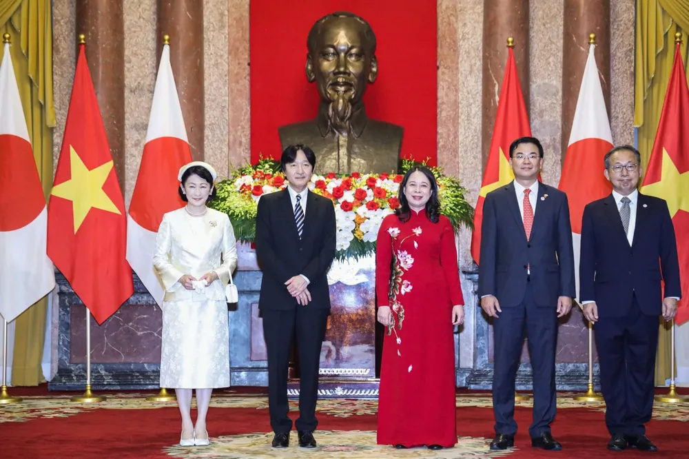 Phó Chủ tịch nước Võ Thị Ánh Xuân chụp ảnh chung với Hoàng Thái tử Nhật Akishino và Công nương Kiko hôm 21-9. Ảnh: VPCTN 3G6A3371.jpg