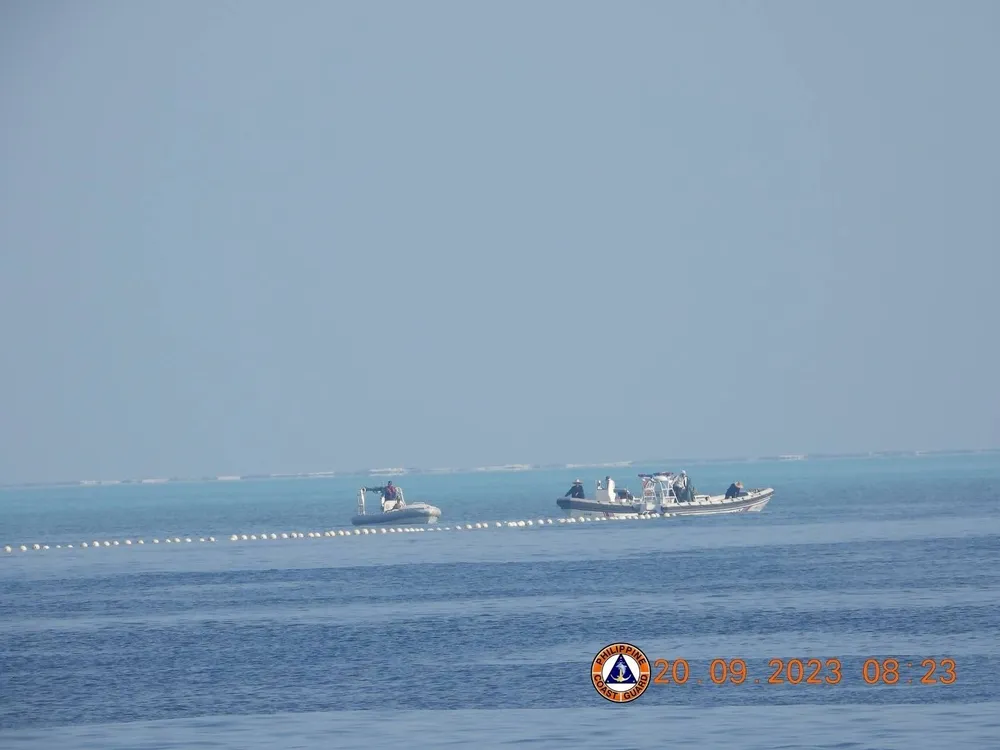 Lực lượng tuần duyên Philippines tố Hải cảnh Trung Quốc lắp đặt “rào chắn nổi” gần bãi cạn Scarborough trên Biển Đông hôm 22-9. Ảnh: TWITTER F6wuGuPaYAABzDD.jpg