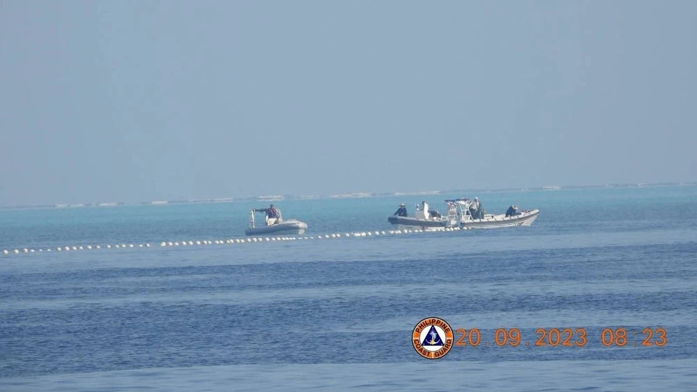 Lực lượng tuần duyên Philippines tố Hải cảnh Trung Quốc lắp đặt “rào chắn nổi” gần bãi cạn Scarborough trên Biển Đông hôm 22-9. Ảnh: TWITTER F6wuGuPaYAABzDD.jpg