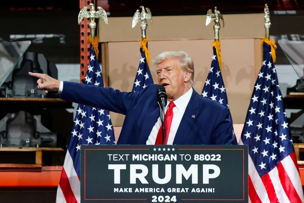 Cựu Tổng thống Donald Trump phát biểu tại nhà máy ô tô ở bang Michigan hôm 27-9. Ảnh: REUTERS 3OKA3M66XNPDHKYIPDZJB32TYQ.jpg